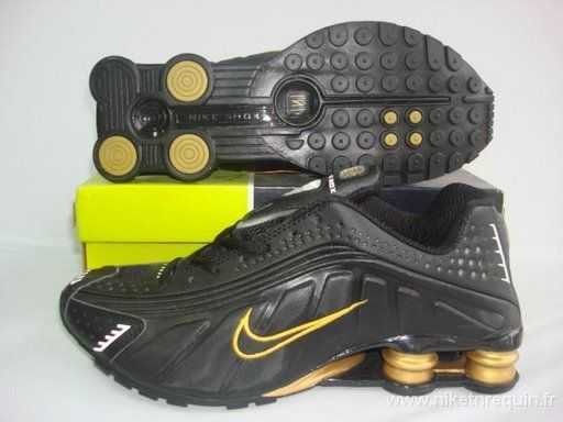Nike Shox R4 Baskets Noires Or